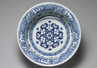 图片[2]-Angled-rim basin with  flowers and waves decoration in underglaze blue, Qing dynasty, Yongzheng reign (1723-1735)-China Archive